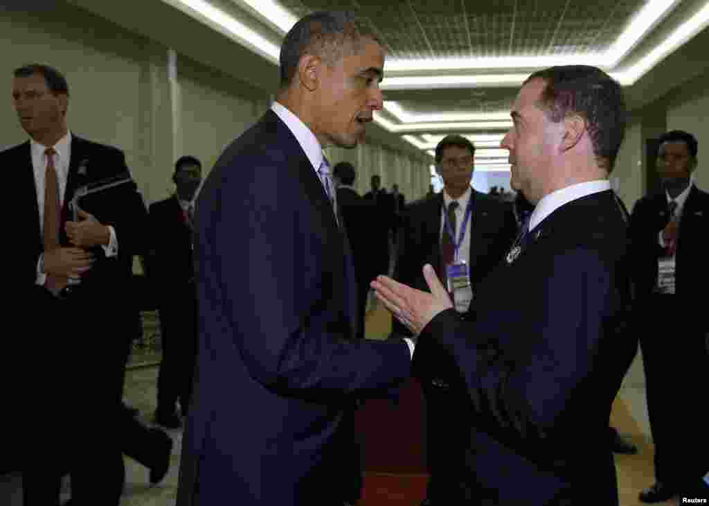 Russian Prime Minister Dmitry Medvedev speaks with President Barack Obama at the East Asia Summit (EAS) in Naypyitaw, Myanmar, Nov. 13, 2014.