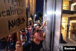Abortion rights activists protest outside the Arizona state Senate following the U.S. Supreme Court's decision to overturn Roe v. Wade, in Phoenix, Arizona, U.S. June 24, 2022. ( Joel Angel Juarez/USA TODAY NETWORK via REUTERS )