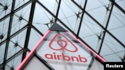 Logo Airbnb terlihat pada piramida mini kecil di bawah Piramida kaca Museum Louvre di Paris, Prancis, 12 Maret 2019. (Foto: Reuters)