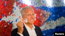 Presiden Bank Stonegate David Seleski memamerkan kartu kreditnya dalam sebuah wawancara di Havana, Kuba (8/6). (AP/Ramon Espinosa)