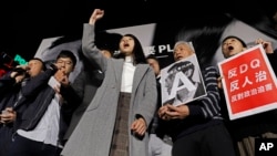 Agnes Chow, tengah, 21 tahun, anggota partai demokrasi Demosisto yang dipimpin oleh aktivis Joshua Wong, meneriakkan slogan-slogan bersama pendukungnya dalam sebuah unjuk rasa di Hong Kong, Minggu, 28 Januari 2018 (foto: AP Photo/Vincent Yu)