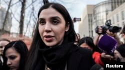 Emma Coronel Aispuro, istri Joaquin Guzman – bos kartel narkoba Meksiko yang dikenal sebagai "El Chapo" – keluar dari Gedung Pengadilan Federal Brooklyn di New York, 5 Februari 2019. 