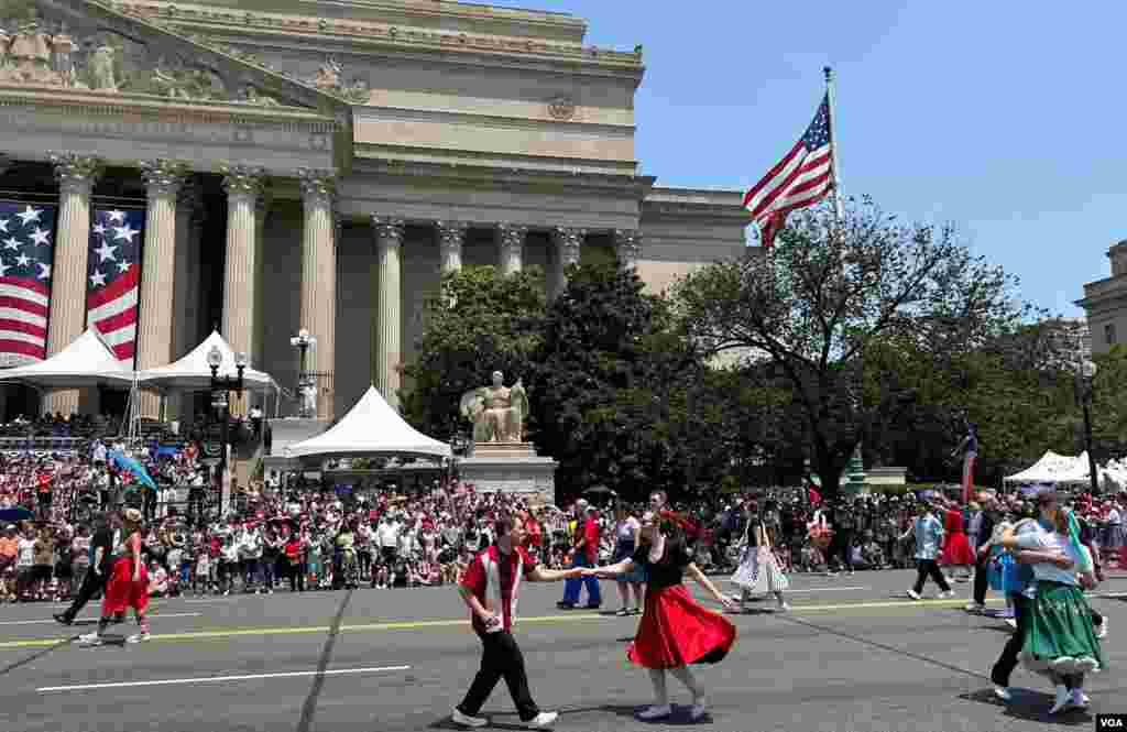 华盛顿独立日庆祝游行街头即景。(2025年7月4日)