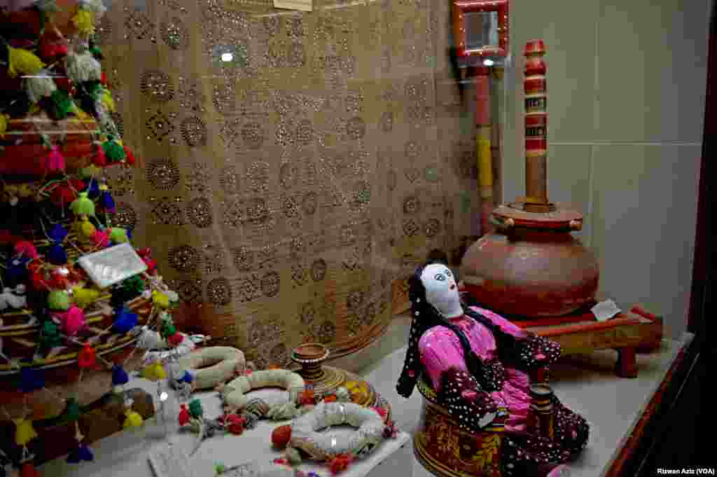 لسی کی تیاری کے لیے منفرد چولستانی مدھانی بھی یہاں رکھی گئی ہے۔