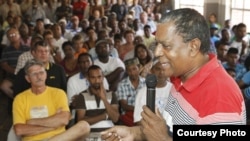 Desmond D'Sa addresses a meeting of fisherman in Chatsworth, Durban, South Africa. (Goldman Environmental Prize)