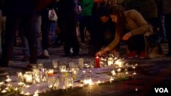 Brussels residents gather at the Place de la Bourse to light candles in memory of those killed in the terror attacks and sing songs of solidarity, March 22, 2016. (L. Bryant/VOA)