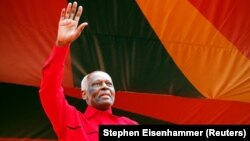 Le président angolais sortant, José Eduardo dos Santos, salue la foule lors d'un rassemblement du parti au pouvoir, le MPLA, à Luanda, en Angola, le 19 août 2017