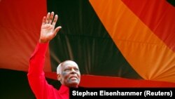 José Eduardo dos Santos , tsohon shugaban kasa kuma mahaifin Filomeno dos Santos wanda aka zarga da wawure $500m daga babban bankin kasar