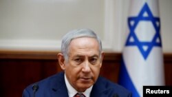 Perdana Menteri Israel Benjamin Netanyahu menghadiri rapat kabinet mingguan di kantor perdana menteri di Yerusalem, 17 Juni 2018.