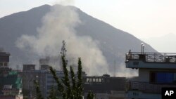 Asap mengepul dari lokasi serangan bunuh diri kedua di kantor polisi, Kabul, Afghanistan, 9 Mei 2018. (Foto: dok).