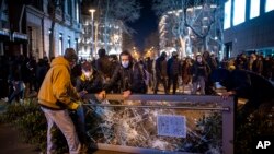 Para pengunjuk rasa membuat barikade selama bentrokan dengan polisi, menyusul aksi protes yang mengutuk penangkapan penyanyi rap Pablo Hasél di Barcelona, ​​Spanyol, Selasa, 16 Februari 2021. 