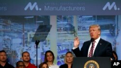 Presiden Donald Trump berbicara di hadapan para anggota Asosiasi Perpabrikan Nasional di hotel Mandarin Oriental, Washington, 29 September 2017.