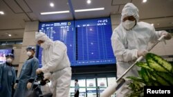 ក្រុមអ្នកសម្អាតកំពុងបាញ់ថ្នាំសម្លាប់មេរោគនៅក្នុងអាកាសយានដ្ឋានអន្តរជាតិ Incheon ប្រទេសកូរ៉េខាងត្បូង កាលពីថ្ងៃទី២៨ ខែធ្នូ ឆ្នាំ២០២០។