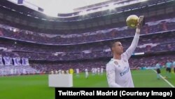 Ronaldo présente son 5e Ballon d'Or au stade Bernabeu, 9 décembre 2017. (Twitter/Real Madrid)
