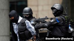 Prajurit TNI menahan seseorang yang bertindak sebagai teroris dalam latihan antiteror di Gedung Bursa Efek Indonesia di Jakarta, 13 Maret 2010. (Foto: REUTERS/Beawiharta)