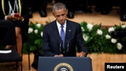 Presiden AS Barack Obama berpidato di acara penghormatan lima petugas polisi yang tewas ditembak di Dallas, Texas hari Selasa (12/7).