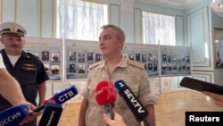 지난해 9월 공개 영상에서 빅토르 소콜로프 러시아 흑해함대 사령관이 크름반도(크림반도) 세바스토폴의 군사 스포츠 시설에 모인 취재진과 환담하고 있다. (자료사진=영상 캡쳐)