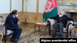 Penasihat keamanan nasional India, Ajit Doval (kiri) bertemu Presiden Afghanistan Ashraf Ghani di Kabul, Rabu, 13 Januari 2021 (foto: Afghan Presidential Office).