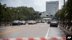 ប៉ូលិស​ដាក់​របាំង​នៅ​លើ​ផ្លូវ​ក្បែរ​ហាង​ទំនិញ Jacksonville Landing ក្នុង​ក្រុង Jacksonville រដ្ឋFlorida កាលពី​ថ្ងៃទី២៦ ខែសីហា​ ឆ្នាំ២០១៨។