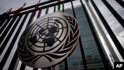 资料照片：纽约联合国总部外的正门上显示着联合国的标志。(2022年2月24日)