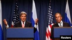 Menteri Luar Negeri AS John Kerry (kiri) dalam jumpa pers gabungan mengenai Suriah bersama Menteri Luar Negeri Rusia Sergei Lavrov di Jenewa (14/9). (Reuters/Larry Downing)