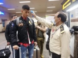 Penumpang yang tiba dari China, Kamis pagi (30/1) di bandara Lahore, diperiksa untuk tindakan preventif penyebaran virus corona. (Foto Courtesy: Kementerian Kesehatan Pakistan)