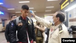 Otoritas bandara melakukan pemeriksaan terhadap penumpang yang tiba dari China, di bandara Lahore, Kamis pagi (22/1). 