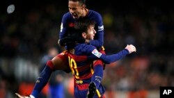 Lionel Messi et Neymar après un but de Messi contre Espanyol au Camp Nou de Barcelone, Espagne, mercredi 6 janvier 2016. (AP Photo/Manu Fernandez)