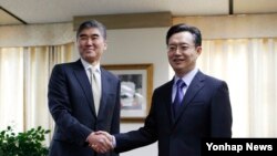 미국의 북핵 6자회담 수석대표인 성 김 미국 국무부 대북정책 특별대표 겸 동아시아·태평양담당 부차관보가 지난해 12월 서울 외교부에서 한국측 대표인 황준국 외교부 한반도평화교섭본부장과 회동했다. (자료사진)