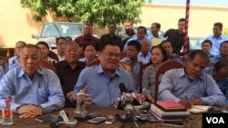 រូបឯកសារ៖ លោក​ ញឹក​ ប៊ុនឆៃ​ អង្គុយ​នៅ​កណ្តាល​ ថ្លែង​ប្រាប់​អ្នកសារព័ត៌មាន​នៅ​ឯ​គេហដ្ឋាន​នៅ​ក្នុង​ការ​ធ្វើ​សន្និសីទ​ព័ត៌មាន​​ អំពី​ការ​ដើរ​ចេញ​ពី​គណបក្ស​ហ៊្វុនស៊ីនប៉ិច​ និង​ការ​បង្កើត​គណបក្ស​រួបរួម​ជាតិ​​ ​នៅ​គេហដ្ឋាន​របស់​លោក​ ស្ថិត​ក្នុង​សង្កាត់​ជ្រោយ​ចង្វារ​ ខ័ណ្ឌ​ជ្រោយ​ចង្វារ​ រាជធានី​ភ្នំពេញ​ កាល​ពី​ថ្ងៃ​ពុធ​ទី​ ៣​ ខែ​កុម្ភៈ​ ឆ្នាំ​ ២០១៦​។ (ហ៊ុល រស្មី/VOA Khmer)