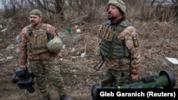 Arhia - Ukrajinski vojnik nosi američku protivtenkovsku raketu Džavelin, na poziciji nedaleko od Kijeva, Ukrajina, 13. marta 2022.