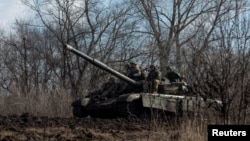 უკრაინელი ჯარისკაცები ქ. ბახმუტის ფრონტის წინა ხაზთან. უკრაინა. 4 მარტი, 2023 წ.