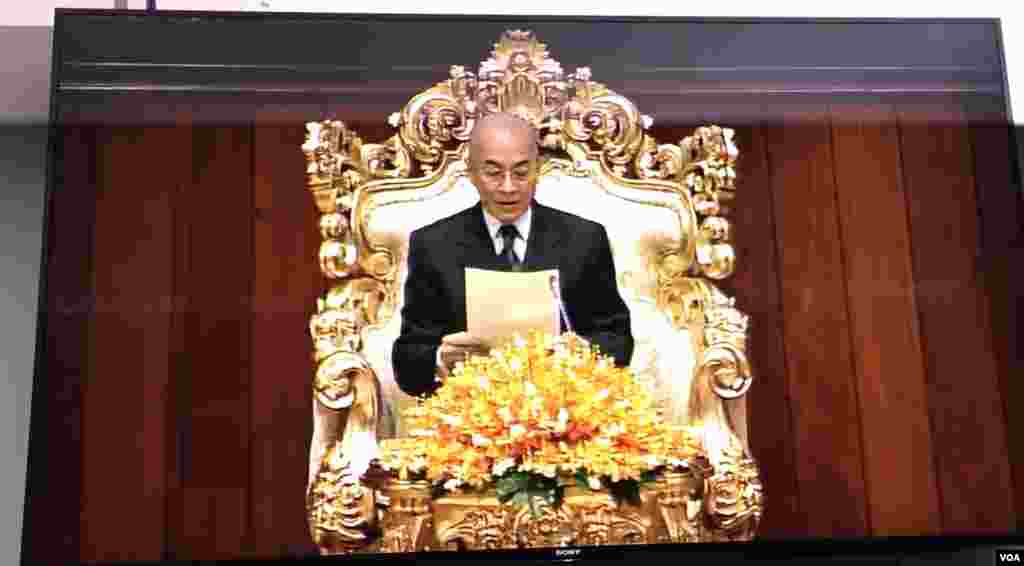 ព្រះមហាក្សត្រព្រះបាទ នរោត្តម សីហមុនីយាងចូលរួមក្នុងការបើកសម័យប្រជុំលើកទី១ នីតិកាលទី៦ នៅរដ្ឋសភាជាតិកម្ពុជាកាលពីថ្ងៃពុធ ទី០៥ ខែកញ្ញា ឆ្នាំ២០១៨។ ( កាន់​ វិច្ឆិកា/VOA)