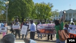 Masu zanga zanga a kofar fadar white House, kan kisan kare dangi da ake yi a yankin Darfur na Sudan.