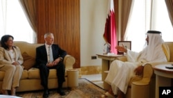 L'Emir Sheikh Tamim Bin Hamad Al-Thani du Qatar, à droite, parle avec le secrétaire américain à la Défense Jim Mattis, au centre, et l'ambassadeur des États-Unis au Qatar Dana Shell Smith à sa résidence, le Sea Palace, à Doha, au Qatar, 22 avril 2017. 
