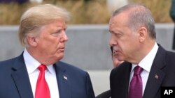 Presiden AS Donald Trump (kiri) dan Presiden Turki Recep Tayyip Erdogan berbicara di sela KTT NATO di Brussels, Belgia, 11 Juli 2018 lalu (foto: ilustrasi). 