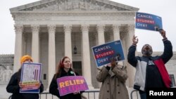 Studenti traže otpis duga ispred Vrhovnog suda u Vašingtonu