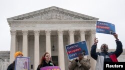 조 바이든 미국 대통령의 학자금 대출 탕감 정책 지지자들이 28일 워싱턴 D.C. 시내 대법원 앞에서 시위하고 있다.