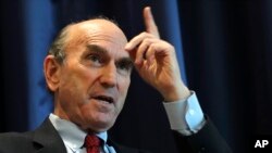 Elliot Abrams, perwakilan khusus AS untuk Iran, saat wawancara dengan The Associated Press di Kedutaan Besar AS di Abu Dhabi, Uni Emirat Arab, Kamis, 12 November 2020. (AP Photo/Kamran Jebreili)