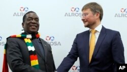 ARSIP - Presiden Zimbabwe, Emmerson Dambudzo Mnangagwa, kiri, dan CEO perusahan penambangan berlian Alrosa, Sergey Ivanov, berjabat tangan dalam sebuah pertemuan di Moskow, Rusia, Senin 14 Januari 2019 (foto: AP Photo/Pavel Golovkin)