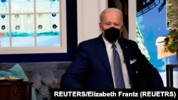 Presiden AS Joe Biden di Gedung Putih di Washington, AS, 24 Desember 2021. Ia mengatakan sejumlah rumah sakit bisa "dibanjiri" kasus-kasus COVID. (Foto: REUTERS/Elizabeth Frantz)