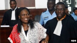 L’ancienne première dame de la Côte-d'Ivoire, Simone Gbagbo, à gauche, est accompagnée de son avocat, au premier jour de son procès à la Cour Abidjan Justice, Côte-d'Ivoire, 31 mai 2016. epa / LEGNAN KOULA