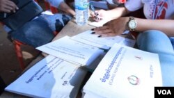 Test cards and books are used by health agents to conduct blood test for HIV on residents in Peam village, Kandal province, on Monday, Feb 22, 2016. (Photo: Aun Chhengpor/VOA Khmer)