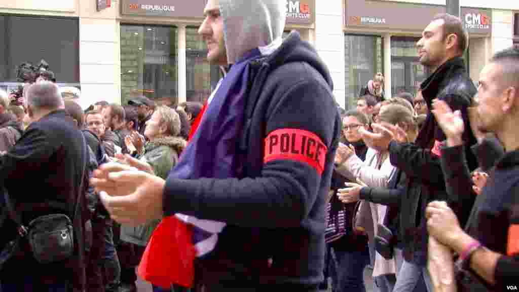 Police sing the French national anthem during their peaceful protest against having to deal with a rising tide of violence and a dearth of means to respond to it, Oct. 26, 2016. (L. Bryant/VOA)