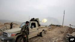 ISIL 반군을 향해 자동화기를 발사하는 이라크 쿠르드군 (자료사진)