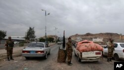 Pasukan Yaman melakukan pemeriksaan mobil-mobil yang akan menujuke Kedutaan AS di ibukota Sanaa, Minggu (4/8). 