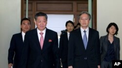 Junichi Ihara, kepala Biro Asia dan Oceania Kementerian Luar Negeri Jepang, kanan dan Song Il Ho, Duta Besar Korea Utara, kiri, di Kedutaan Besar Korea Utara di Beijing, China.