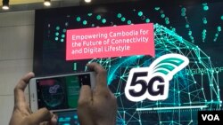 ការដាក់​បង្ហាញ​ការសាកល្បង​ការប្រើប្រាស់​បច្ចេកវិទ្យា​ទូរគមនាគមន៍​ជំនាន់​ទី៥ (5G) នៅ​ឯទីតាំង​មួយ​កន្លែង​ក្នុង​ទីក្រុង​ភ្នំពេញ នៅ​ថ្ងៃទី៨ ខែកក្កដា ឆ្នាំ២០១៩។ (អូន ឆេងប៉រ/VOA) 