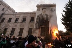 Beşar Esat'ın resmini ateşe veren Hamalılar (5 Aralık 2024)