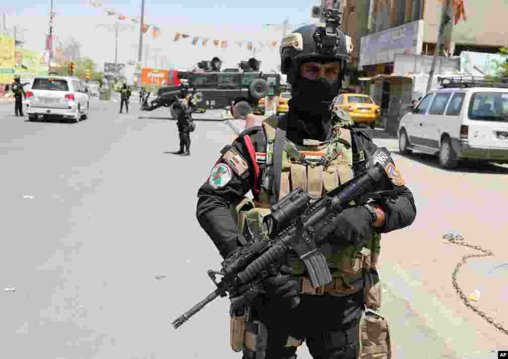 O Presidente russo, Vladimir Putin, a bordo do batiscafo, um aparelho submergível, que se prepara para entrar no Mar Negro e seguir para a costa de Sevastopol, na península da Crimeia, anexada à Rússia em 2014, Agosto 18, 2015.